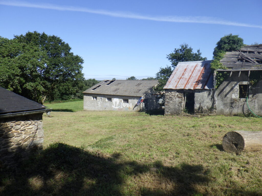 Une photo du hangar de l'Abri des Sourires, futur abri pour les individus accueillis