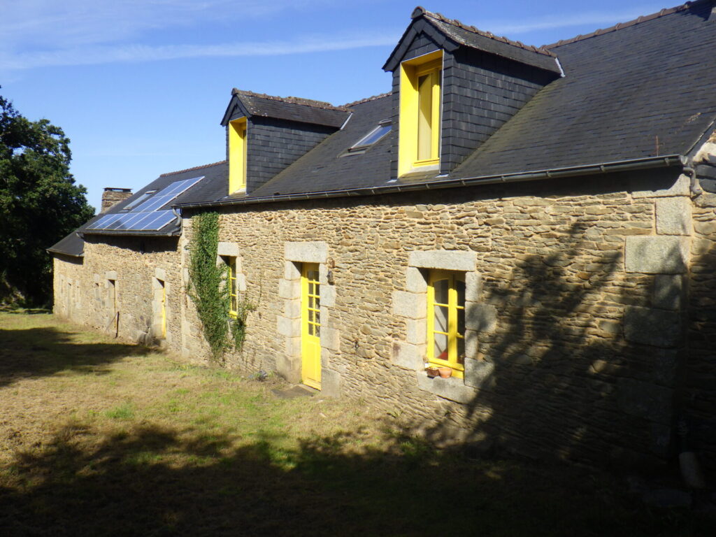 Abri des Sourires : photo de La bâtisse déjà fonctionnelle pour accueillir les bénévoles puis les gens de passage, en pierre avec des boiseries peintes en jaune