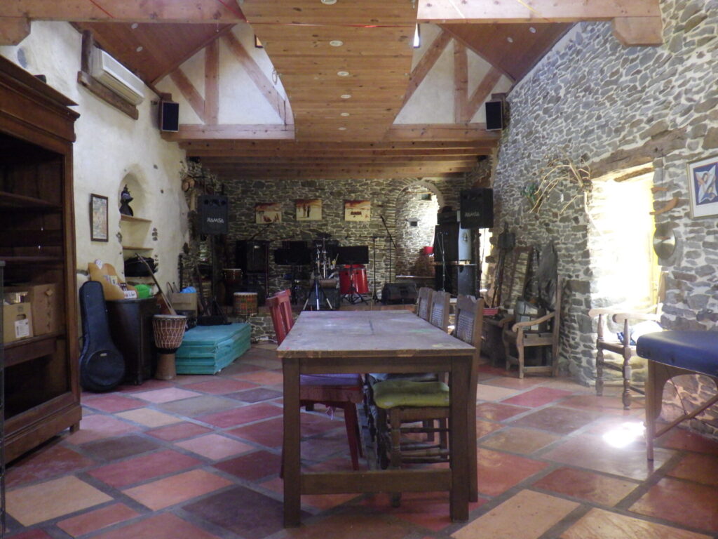 L'Abri des Sourires : photo du salon de la maison-gîte avec une grande table commune