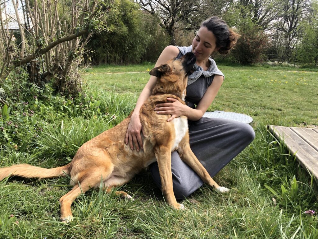 Photo d'une bénévole avec une chienne